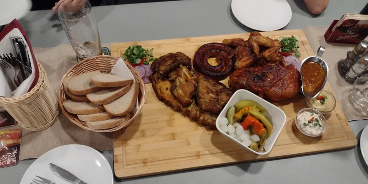 Prkno s 2 kg masa i hodina bowlingu až pro 8 osob: koleno, žebra, křidýlka a klobása