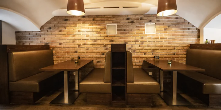 Dezert a káva v restauraci v centru Českých Budějovic