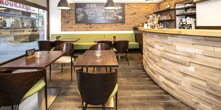 Dezert a káva v restauraci v centru Českých Budějovic