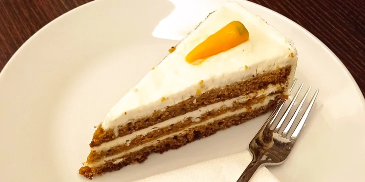 Dezert a káva v restauraci v centru Českých Budějovic
