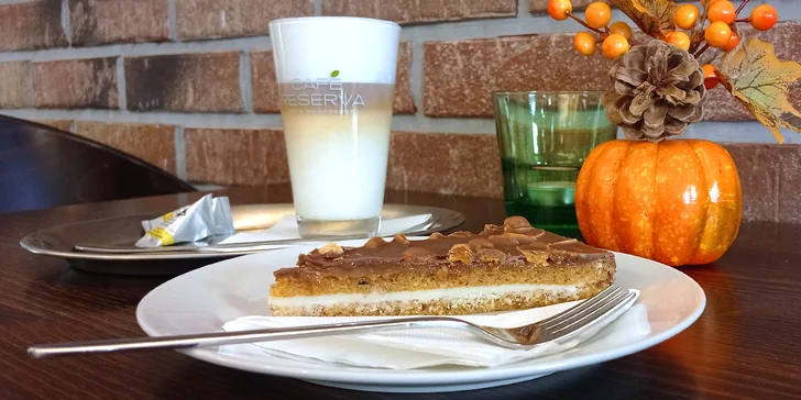 Dezert a káva v restauraci v centru Českých Budějovic