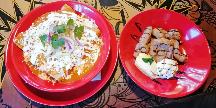 Mexická večeře pro dva: naducané enchiladas s kuřecím nebo hovězím a churros s karamelem a čokoládou