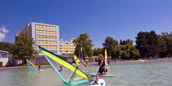 Dovolená u Balatonu: 4* hotel přímo u pláže, tobogán, bazény i wellness a polopenze