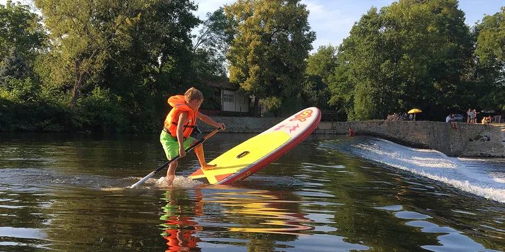 Sjíždění Labe a Ohře na paddleboardu i opékání buřtů: úseky vhodné i pro rodiny s dětmi