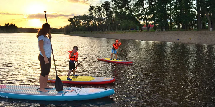 Sjíždění Labe a Ohře na paddleboardu i opékání buřtů: úseky vhodné i pro rodiny s dětmi