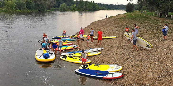 Sjíždění Labe a Ohře na paddleboardu i opékání buřtů: úseky vhodné i pro rodiny s dětmi