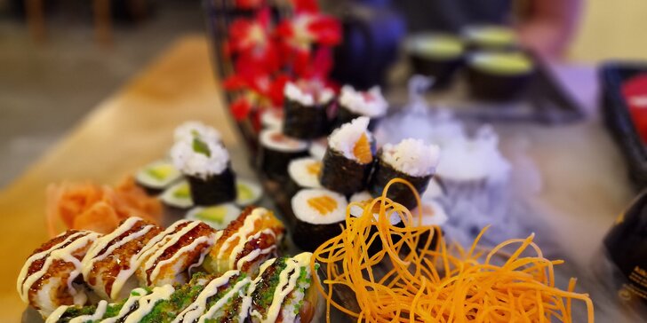 Set 32 nebo 54 ks sushi: maki, nigiri i speciální rolky podávané na suchém ledu