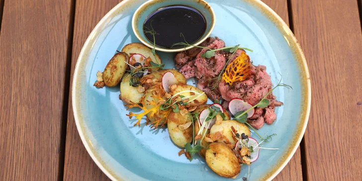 Tříchodové menu pro 2 osoby v centru Plzně: carpaccio z řepy, flank steak a čokoládová hlína