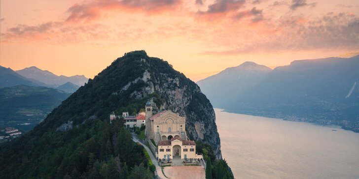 First minute dovolená u Lago di Garda: hotel v Tignale, polopenze, wellness a degustace vín ve vinařství