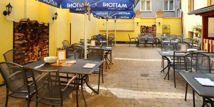 Posedět se dá jak uvnitř, tak na venkovní zahrádce. 