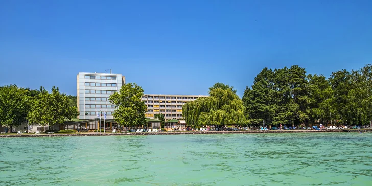 Dovolená u Balatonu: 4* hotel přímo u pláže, tobogán, bazény i wellness a polopenze