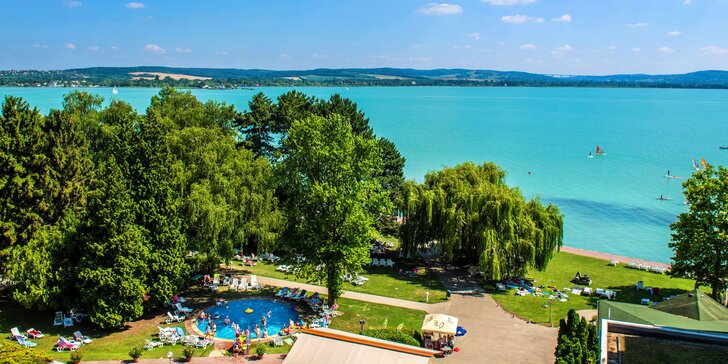 Dovolená u Balatonu: 4* hotel přímo u pláže, tobogán, bazény i wellness a polopenze
