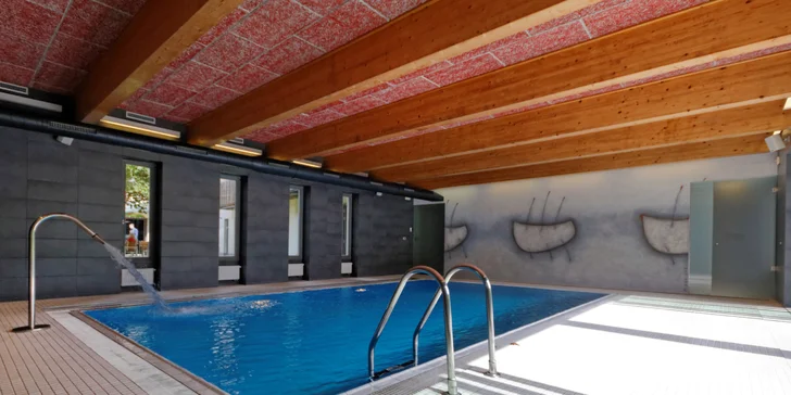 VIP soukromý vstup do bazénu pro 2 osoby: parní sauna i káva a zákusek