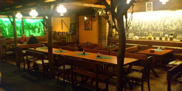 Půlkilový tatarský biftek ze svíčkové s 16 topinkami
