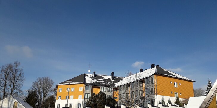 Zimní dovolená na břehu Lipna: hotel s polopenzí a sport na Lipně i v Rakousku