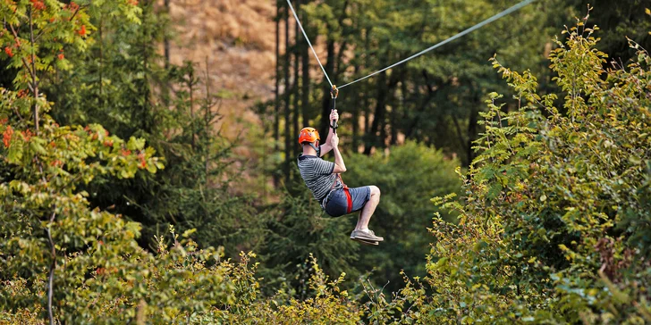 Pořádný adrenalin: hodinový pronájem lesní dráhy zip-line o délce 321 m pro neomezený počet osob