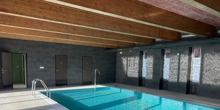 VIP soukromý vstup do bazénu pro 2 osoby: parní sauna i káva a zákusek