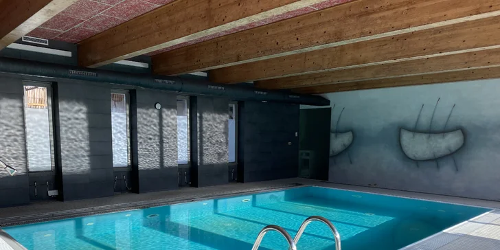 VIP soukromý vstup do bazénu pro 2 osoby: parní sauna i káva a zákusek