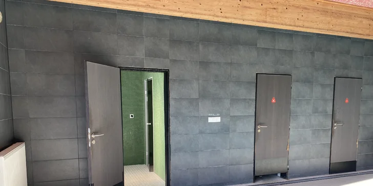 VIP soukromý vstup do bazénu pro 2 osoby: parní sauna i káva a zákusek
