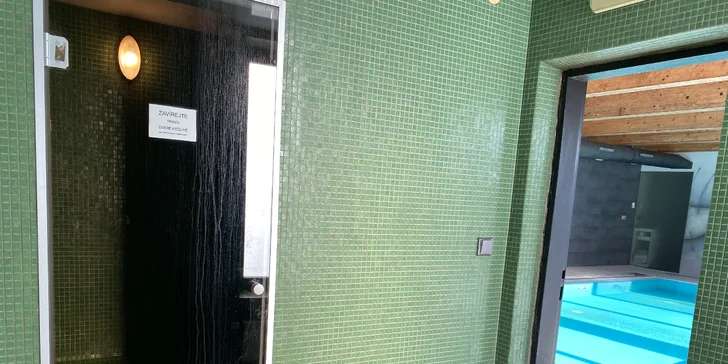 VIP soukromý vstup do bazénu pro 2 osoby: parní sauna i káva a zákusek