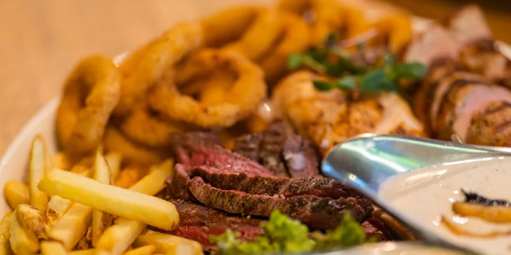 Hovězí flank steak, panenka a kuřecí prso, hranolky i cibulové kroužky a omáčky pro 2 osoby