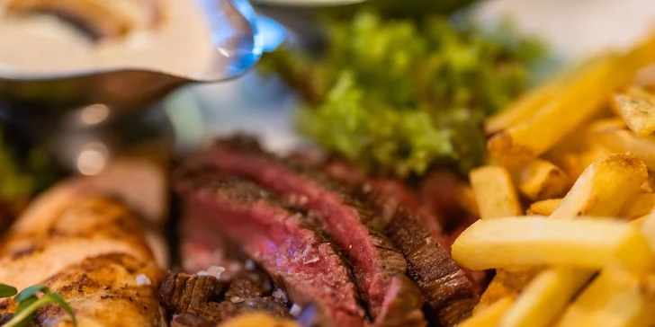 Hovězí flank steak, panenka a kuřecí prso, hranolky i cibulové kroužky a omáčky pro 2 osoby