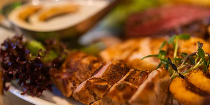 Hovězí flank steak, panenka a kuřecí prso, hranolky i cibulové kroužky a omáčky pro 2 osoby