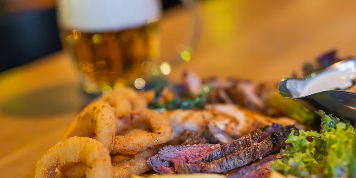 Hovězí flank steak, panenka a kuřecí prso, hranolky i cibulové kroužky a omáčky pro 2 osoby