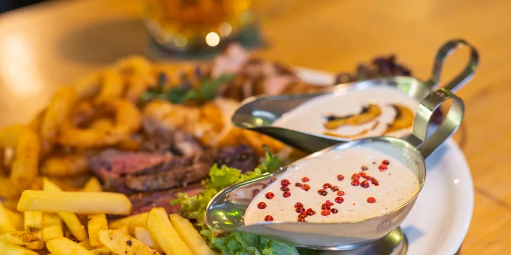 Hovězí flank steak, panenka a kuřecí prso, hranolky i cibulové kroužky a omáčky pro 2 osoby