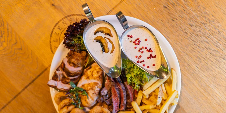 Hovězí flank steak, panenka a kuřecí prso, hranolky i cibulové kroužky a omáčky pro 2 osoby