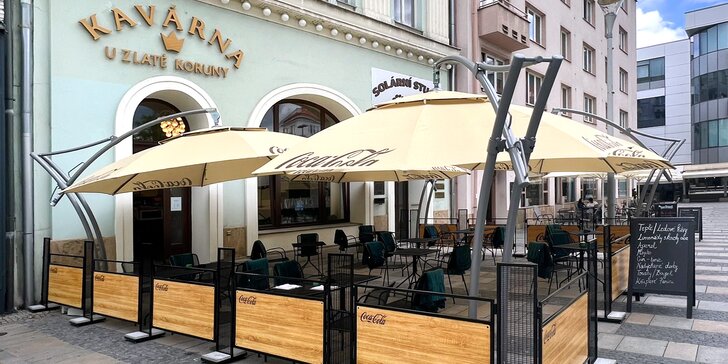 Káva, limonáda s kousky ovoce i zákusek pro 1 nebo 2 osoby: kavárna na Masarykově náměstí