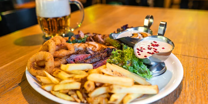 Hovězí flank steak, panenka a kuřecí prso, hranolky i cibulové kroužky a omáčky pro 2 osoby