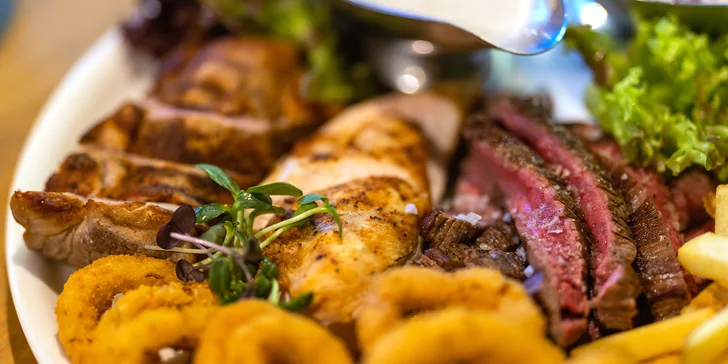 Hovězí flank steak, panenka a kuřecí prso, hranolky i cibulové kroužky a omáčky pro 2 osoby