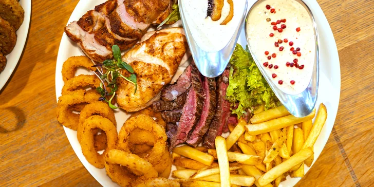 Hovězí flank steak, panenka a kuřecí prso, hranolky i cibulové kroužky a omáčky pro 2 osoby