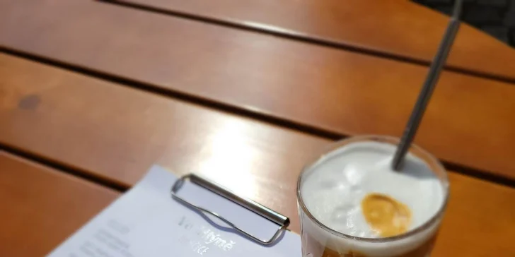 Káva, dort a domácí limonáda v příjemném kavárenském bistru v Ivančicích