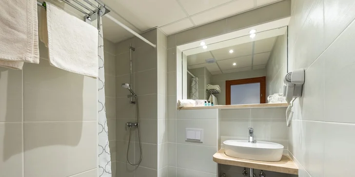 Hotel Komodor*** v Dubrovníku: polopenze, bazén a lokalita hned u pláže