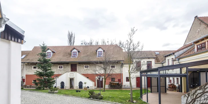 Pobyt ve Dvoře Hoffmeister 15 minut od Prahy: romantická atmosféra a vyhlášená restaurace
