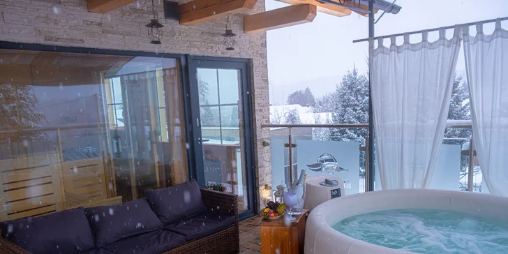 Venkovní relaxace pro zimní čas: 2 hodiny ve vyhřáté wellness zóně na střeše hotelu pro 2 osoby