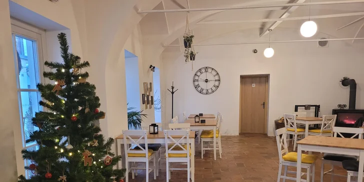 Káva, dort a domácí limonáda v příjemném kavárenském bistru v Ivančicích