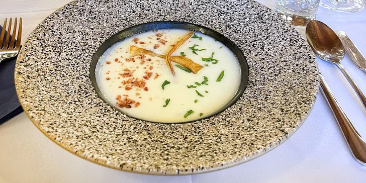 Čtyřchodové menu i vinné párování v historické tvrzi pro 2 osoby