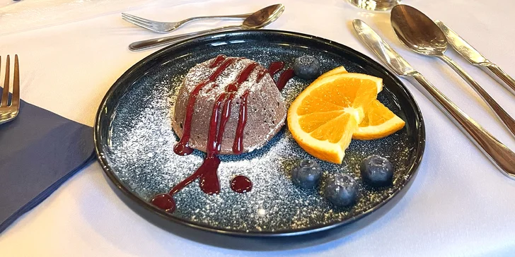 Čtyřchodové menu i vinné párování v historické tvrzi pro 2 osoby