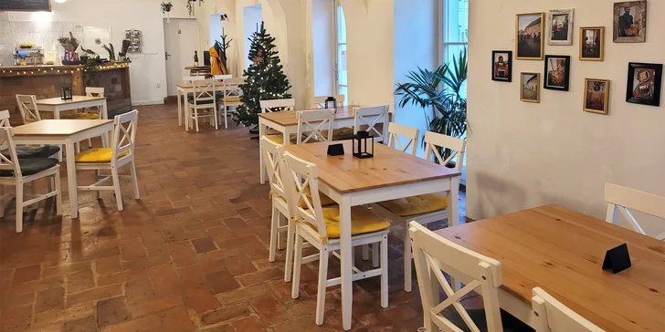 Káva, dort a domácí limonáda v příjemném kavárenském bistru v Ivančicích