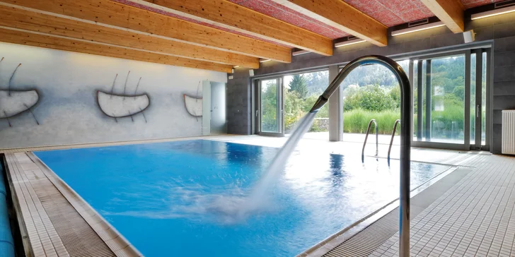 VIP soukromý vstup do bazénu pro 2 osoby: parní sauna i káva a zákusek