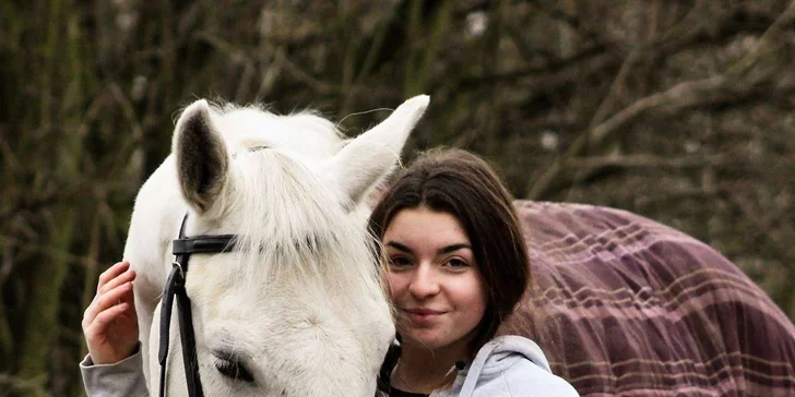 Romantika v sedle: krásná vyjížďka přírodou v délce až 90 minut i oběd v restauraci