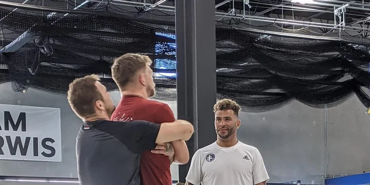 Privátní trénink s bývalým zápasníkem UFC Viktorem Peštou pro jednoho i dva bijce