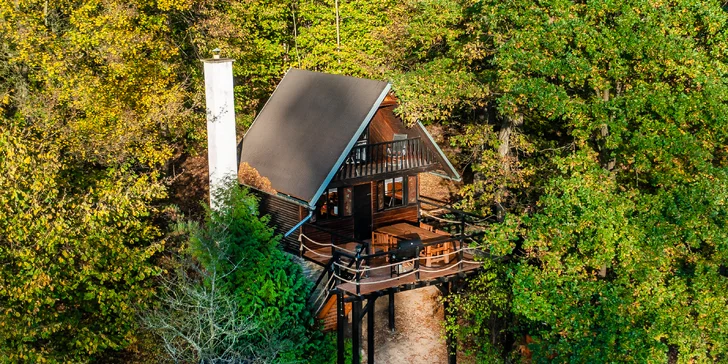 Pobyt v malebné wellness chatě u lesa: sauna, vířivka i zapůjčení lodičky