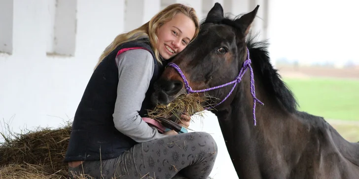 Romantika v sedle: krásná vyjížďka přírodou v délce až 90 minut i oběd v restauraci
