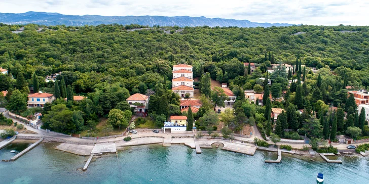 Letní dovolená v Omišalji na Krku: penzion s polopenzí, hned u pláže, děti zdarma