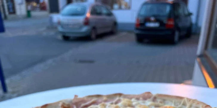 1 či 2 pizzy dle výběru i s rozvozem po Šumperku: šunková, čtyři druhy sýrů i další druhy