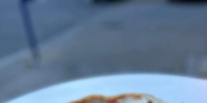 1 či 2 pizzy dle výběru i s rozvozem po Šumperku: šunková, čtyři druhy sýrů i další druhy